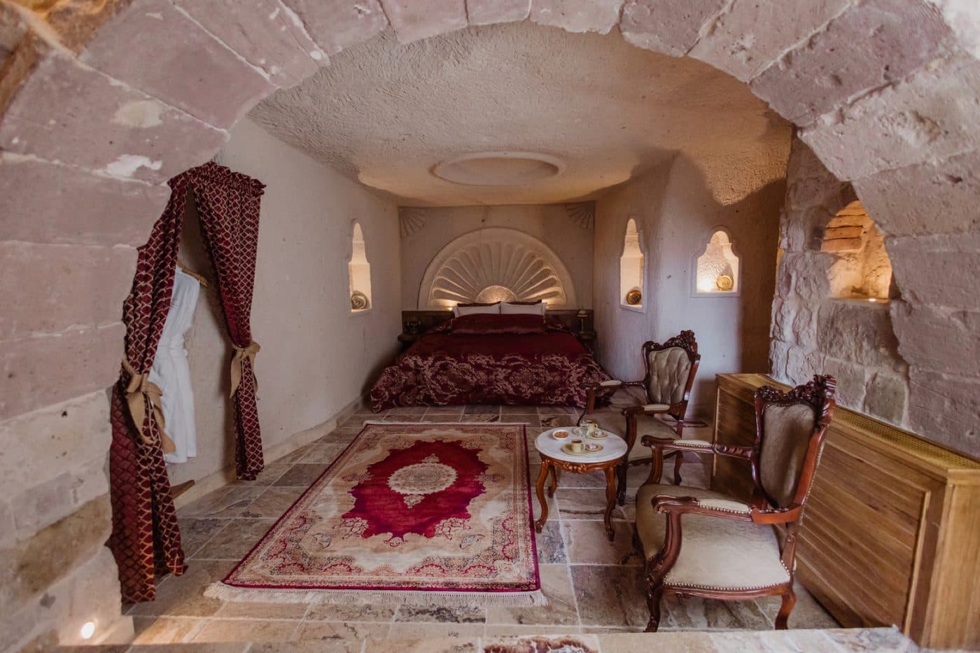 Uçhisar'da kaya içine oyulmuş bir butik otel süiti